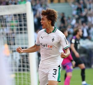 图片报：板仓滉无意提前续约，他很可能今夏离开门兴